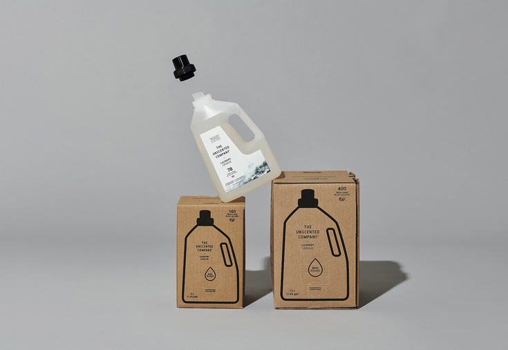 Emprendedor creando su propia marca de productos de limpieza